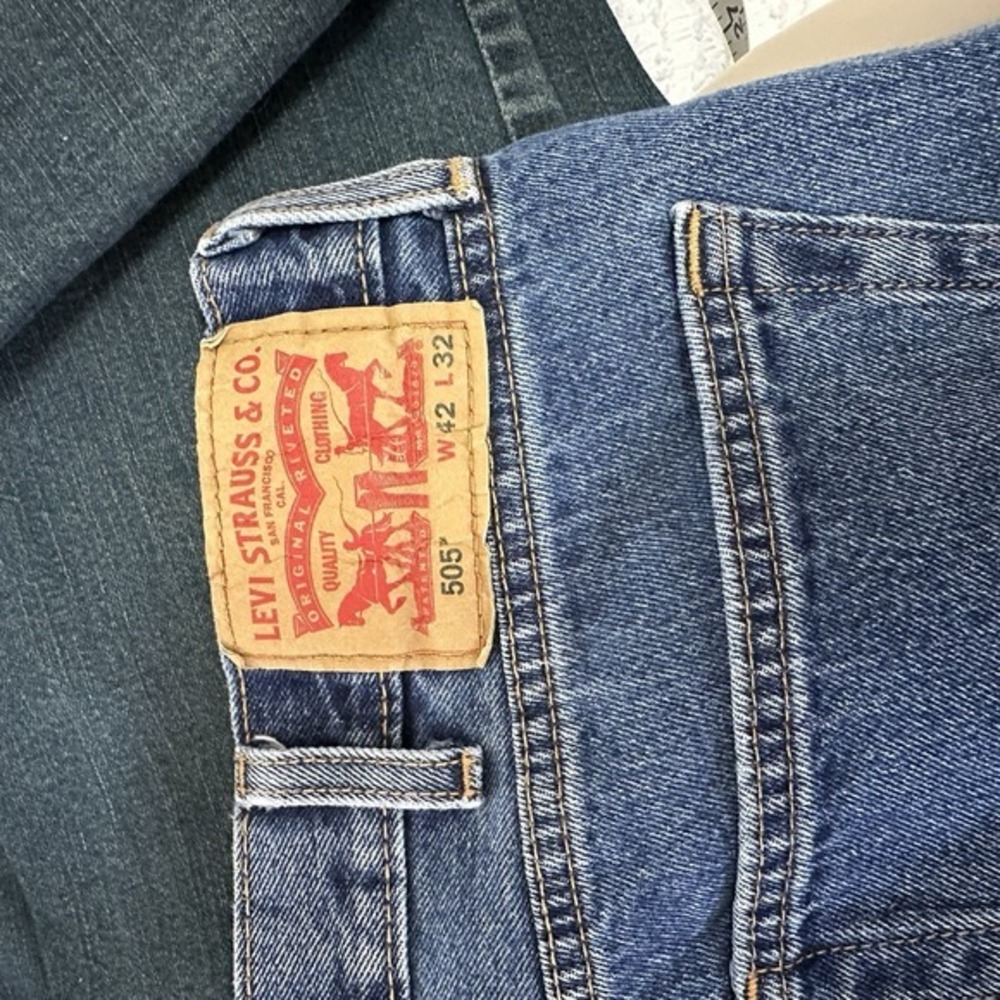 Levis 505 Jeans Mens 42x32 Blue Denim Straight Leg Zip Fly Classic Medium Wash - Picture 5 of 11
